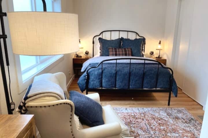 Ძირითადი საძინებელი ორადგილიანი საწოლით, დიდი კარადით, მოსასვენებელი სივრცითა და მიმაგრებული ცალკე სააბაზანოთი. Სივრცე სავსეა ბუნებრივი სინათლით და მოიცავს ოთახის გამუქებას ფანჯრის ფერებში.