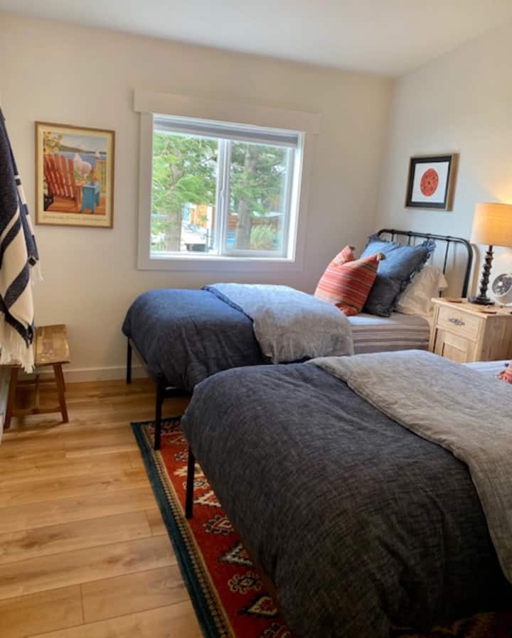 Სტუმრების საძინებელში არის ორი კომფორტული ორადგილიანი საწოლი ხრაშუნა ბამბის თეთრეულით. Დიდი კარადა, ბევრი ბუნებრივი სინათლე და ოთახის გამუქებული ფანჯრის ფერები. Სტუმრების სააბაზანო მდებარეობს პირდაპირ დერეფნის გასწვრივ.