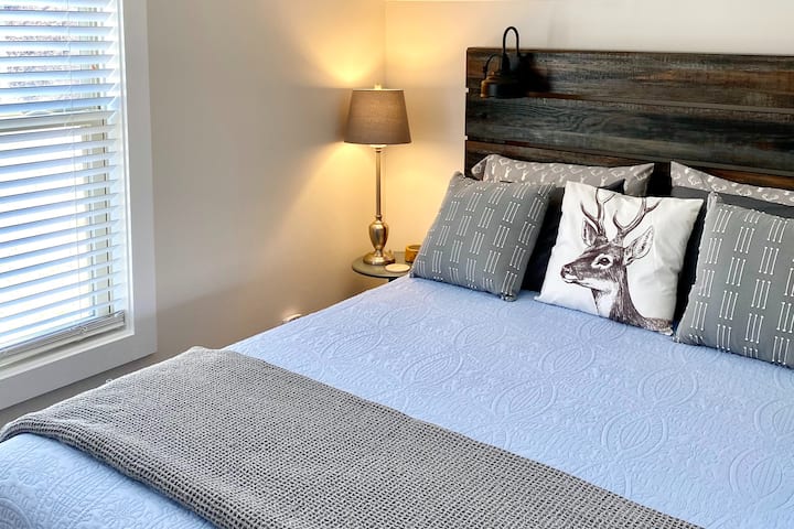 Upstairs Bedroom (Queen Bed)