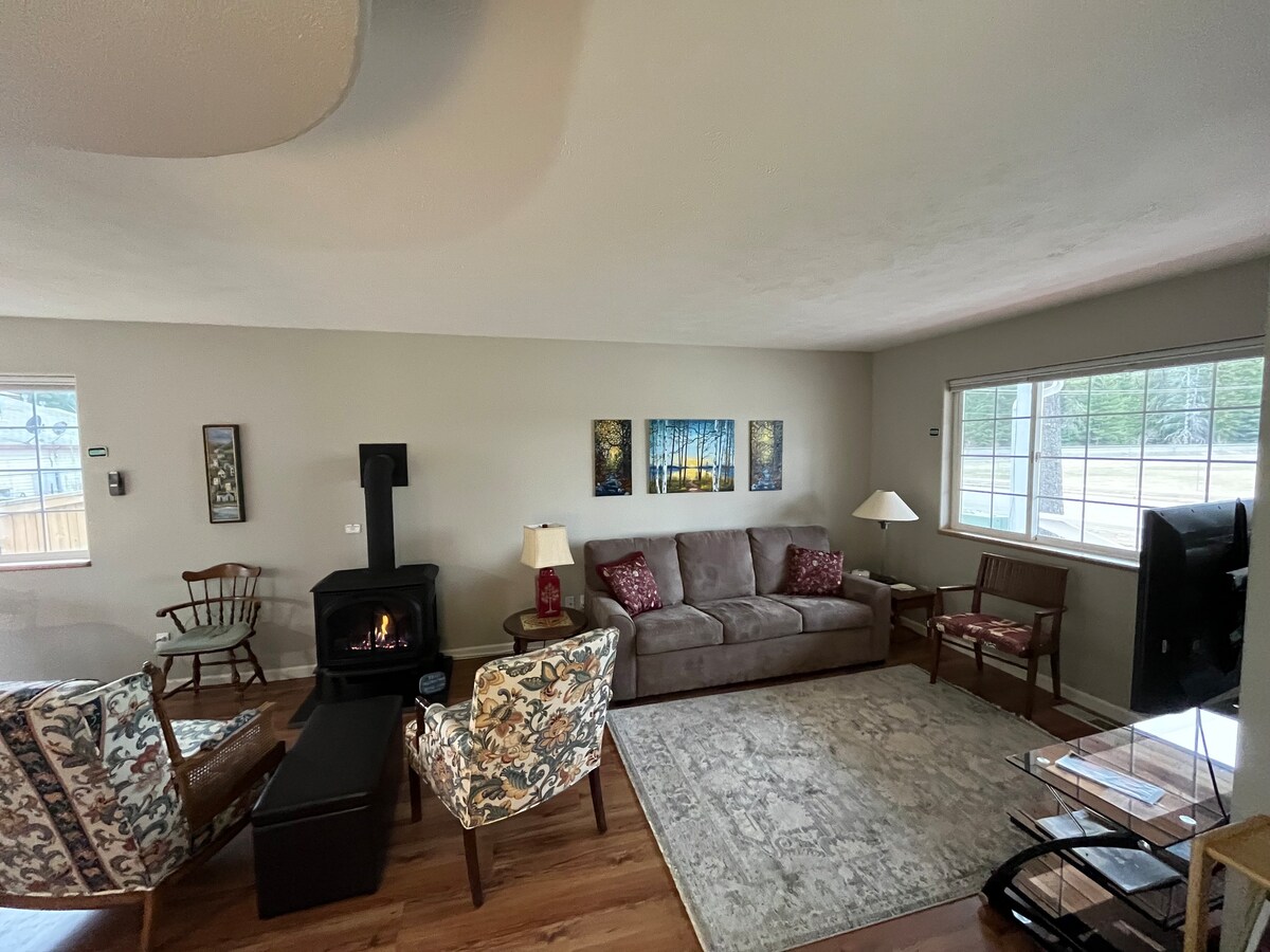 进入客厅配备新椅子， 2023年4月