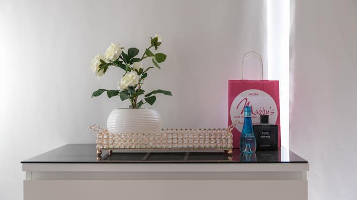 الغرفة 3  (العطور غير مشمولة - العرض فقط) 