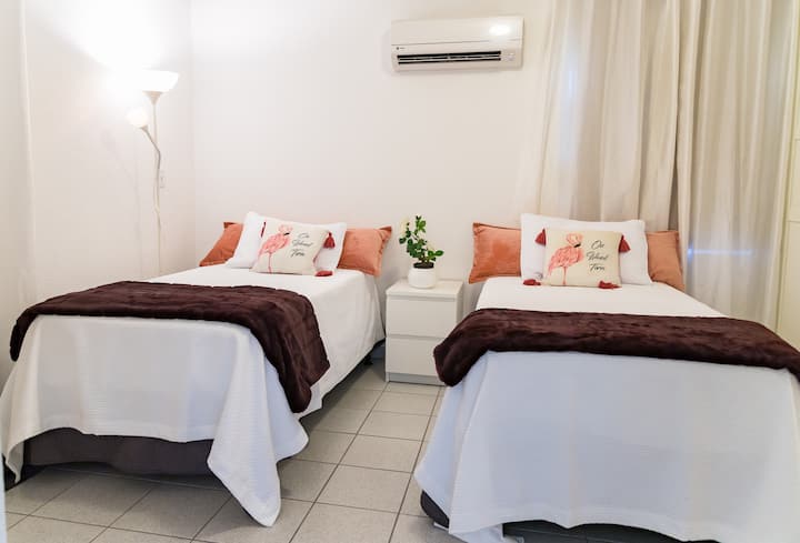 غرفة النوم رقم3 - أسرّة مزدوجة مريحة مع وسائد كبيرة الحجم ولحاف وغطاء لقضاء ليلة نوم رائعة. يمكن تحويله إلى سرير بحجم كبير عند دفعه معًا.