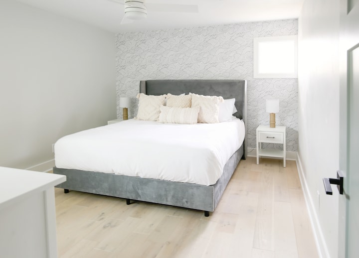 חדר שינה שני עם מיטת קינג סייז ומזרן ויסקו חדש