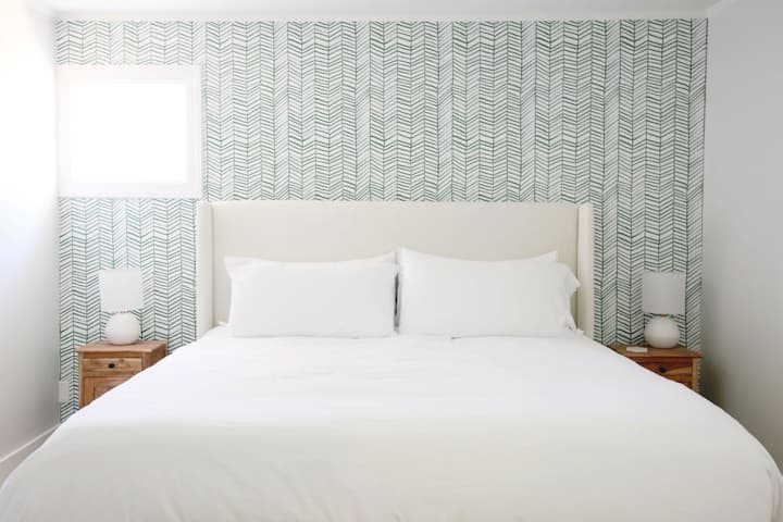 חדר שינה אחד עם מיטת קינג סייז, מזרן חדש וטלוויזיה חכמה