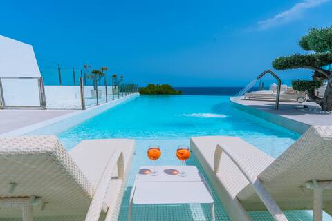 Top Villa on frontline of the Mediterranean