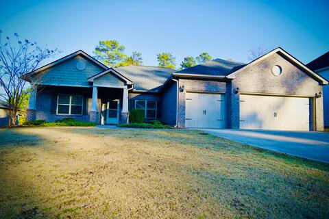 King bed/3 CAR Garage/Ranch Home