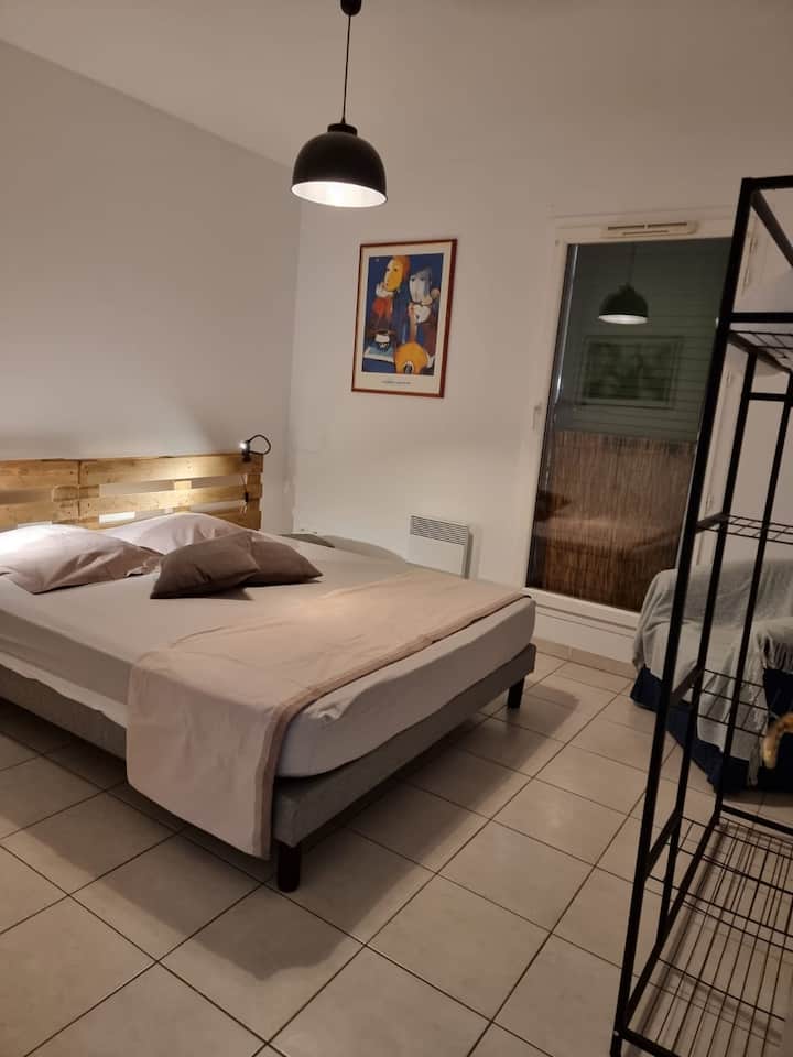 Spálňa 2: lôžko 160*200 so šatňou