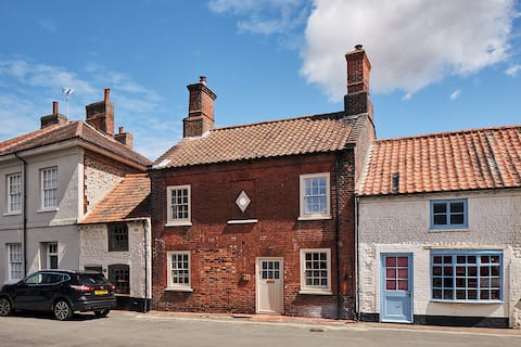 Successful Airbnb property: Parva House - Prime Location - Central Holt in Holt
