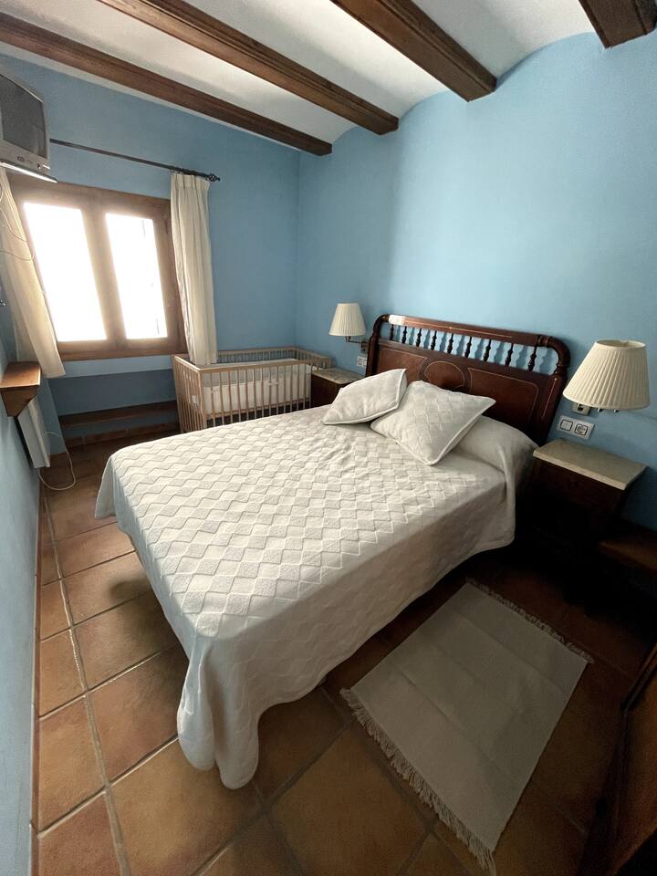 Двойна стая с реставриран гардероб и мебели, регулируема светлина, детско креватче и външен прозорец