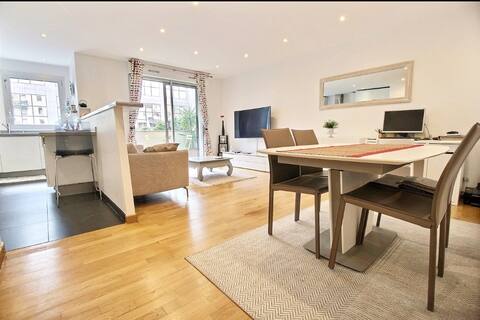 Family apartment with loggia in Paris-Bercy