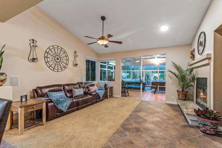 Hap dhomën e ndenjjes me divane mbështetëse për kohën e televizorit