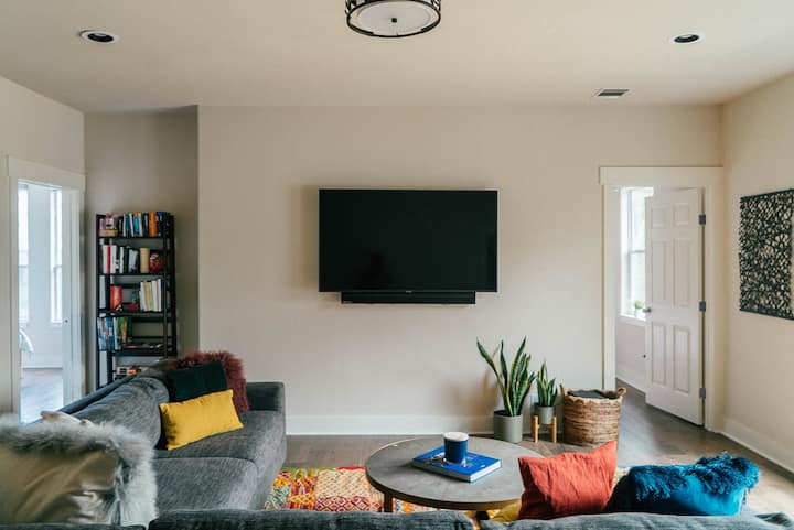 客厅配备65英寸智能电视