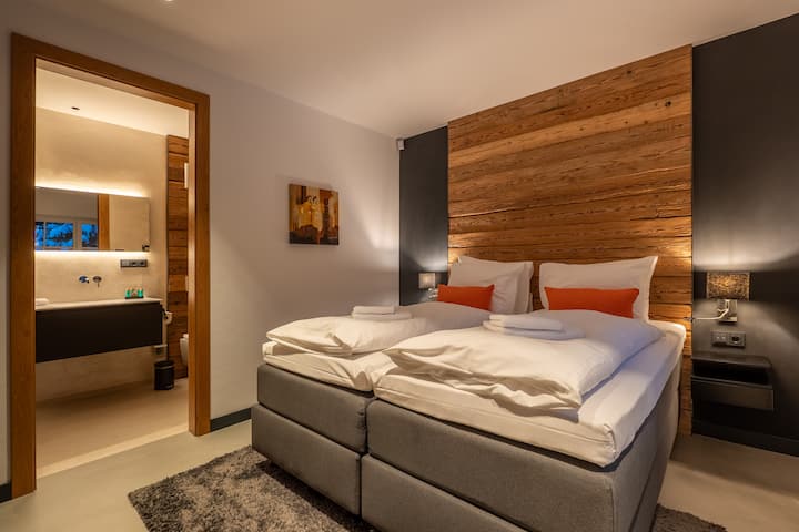 Sleeping room en bathroom ensuite, 2nd level next to house door