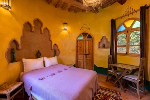 Lodge in oasis with swiming pool and garden