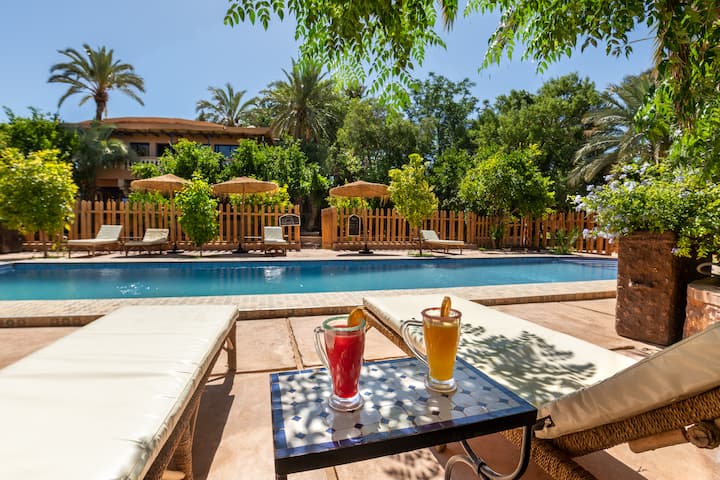 Lodge in oasis with swiming pool and garden
