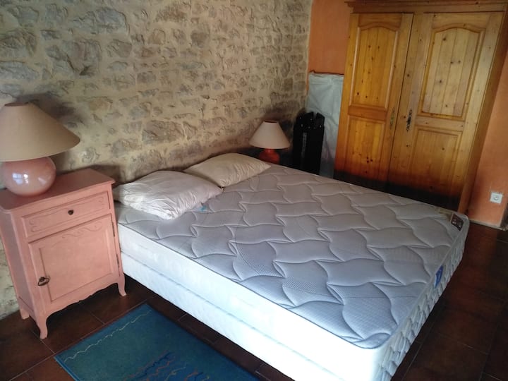 Toto je spálňa. Je to 16 alebo 17 m2. Posteľná bielizeň je nová. 160 cm posteľ.