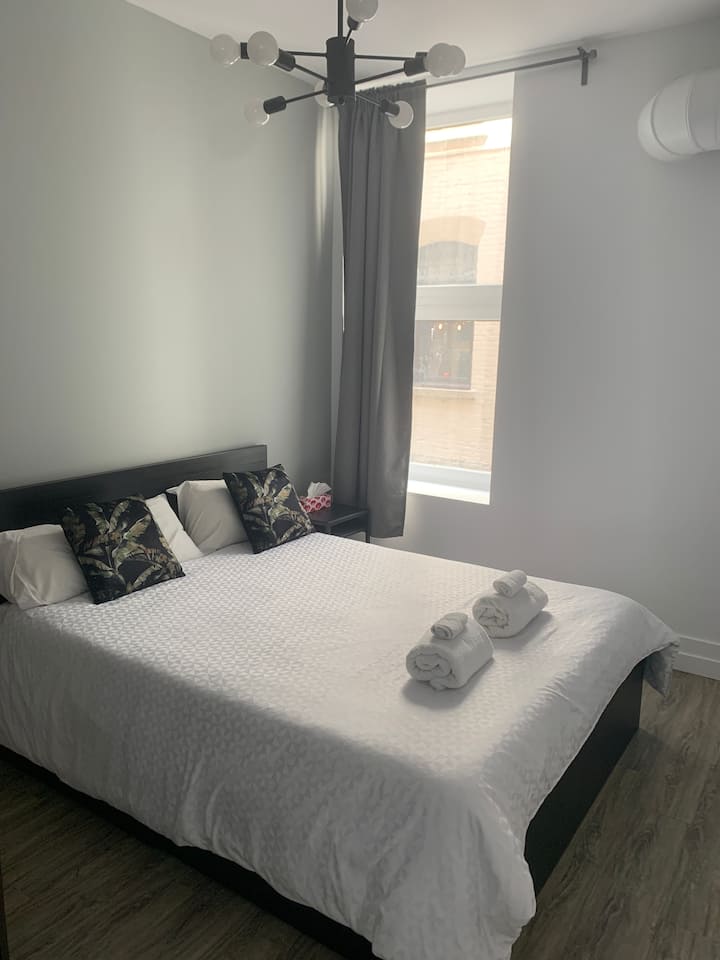 Самостоятелен костюм с всекидневна, баня и кухненски бокс.