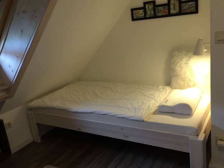 Kleines Schlafzimmer
Bett 90 x 185 cm