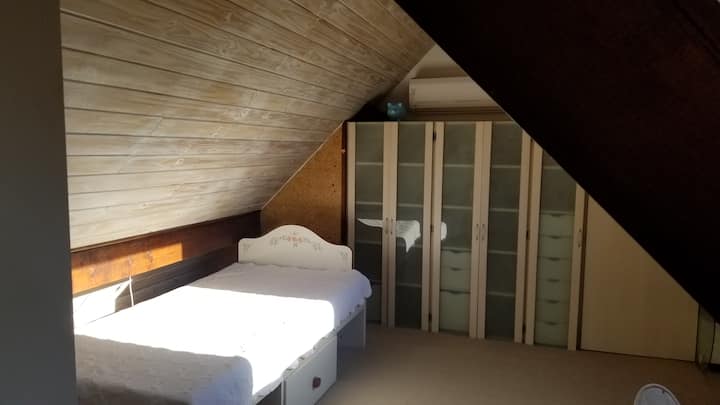 Buhardilla, 4. spavaća soba. Ima radni stol, hladan zrak, grijanje i odličan panoramski pogled.