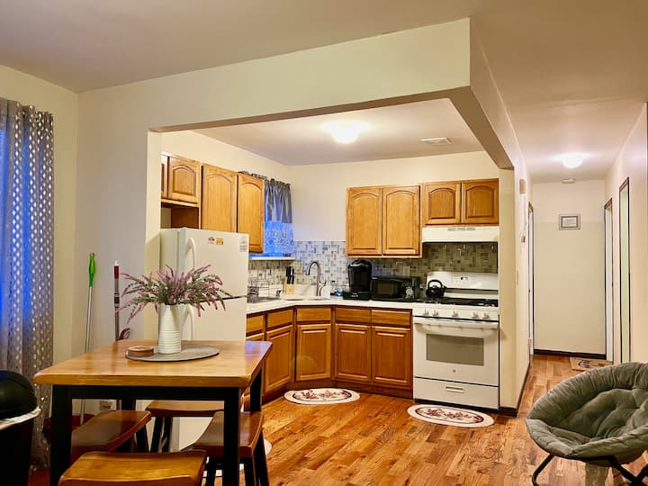 Private Room In 2br  Free Parking  30+ Days - Brooklyn, NY