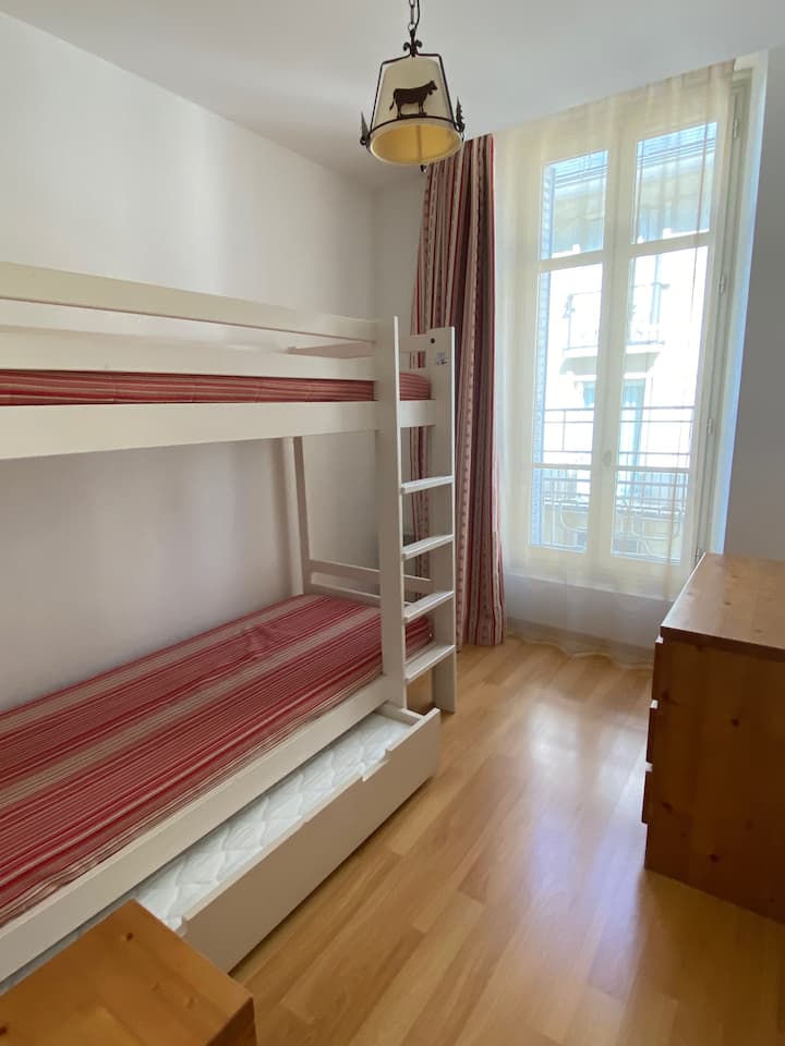 Chumba cha kulala2: vitanda viwili katika 80 (duvets na mito 50x70). Droo ina godoro la ziada 70x140 (tahadhari: hakuna duvet au mto).