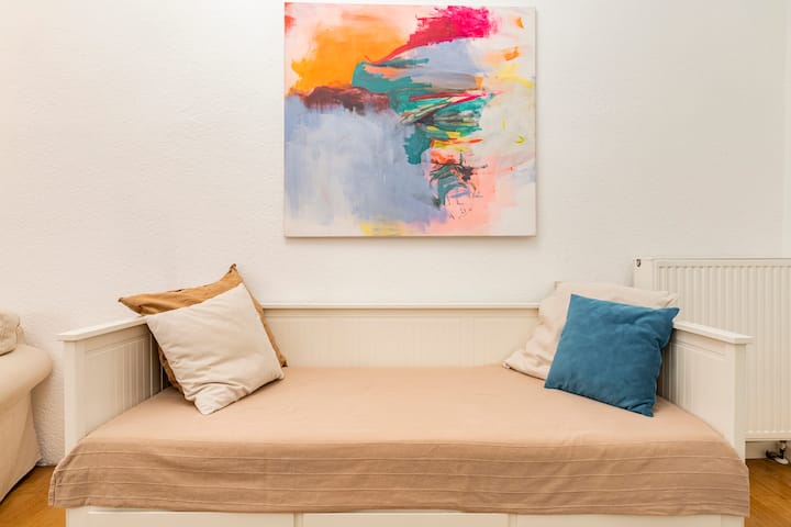 Das Bett mit der Malerei von Marko Lulic.