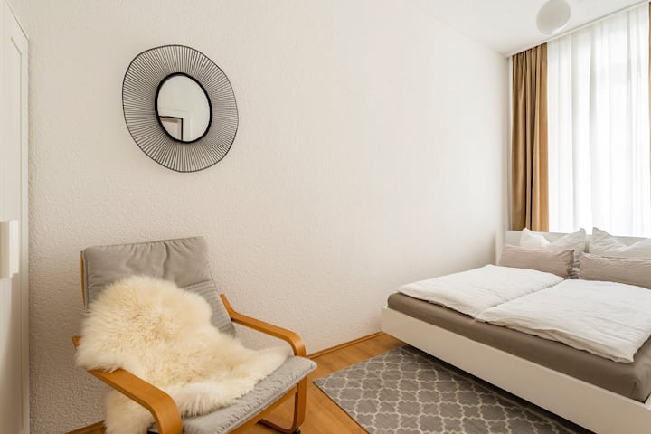 Das Schlafzimmer mit dem Doppelbett.