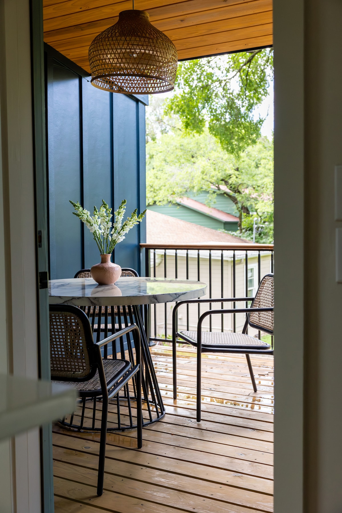 Quiet 2/2 with Great Outdoor Patios - 1 mile to UT