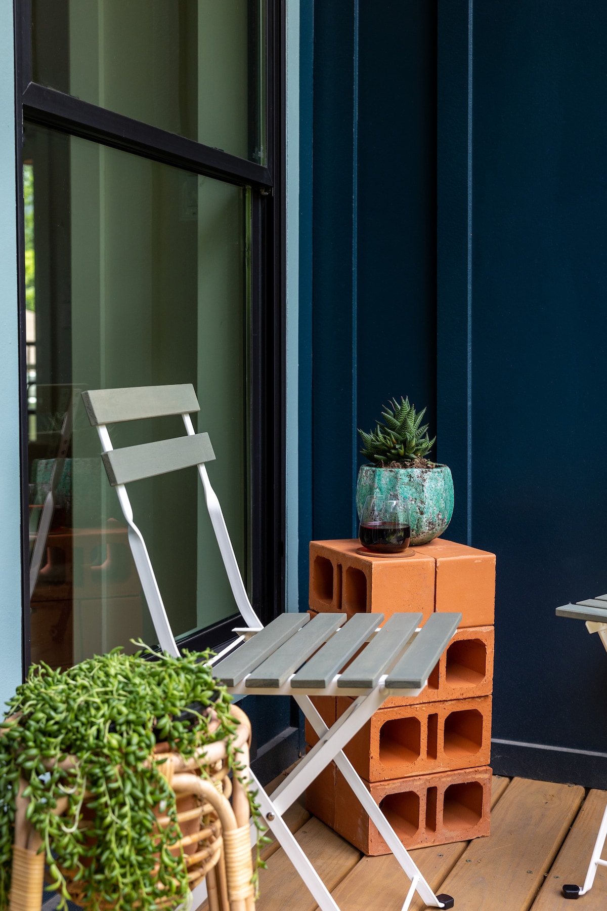 Quiet 2/2 with Great Outdoor Patios - 1 mile to UT