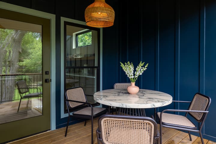 Quiet 2/2 with Great Outdoor Patios – 1 mile to UT