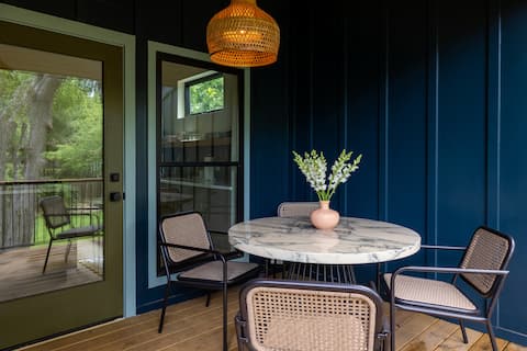 Top performing Airbnb: Quiet 2/2 with Great Outdoor Patios - 1 mile to UT in Upper Boggy Creek