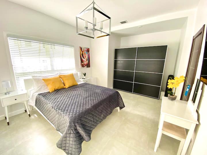 Cama tamaño queen con tocador y televisor inteligente de 49pulgadas.