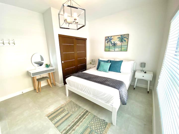 Cama tamaño queen con tocador y televisor inteligente de 49pulgadas.