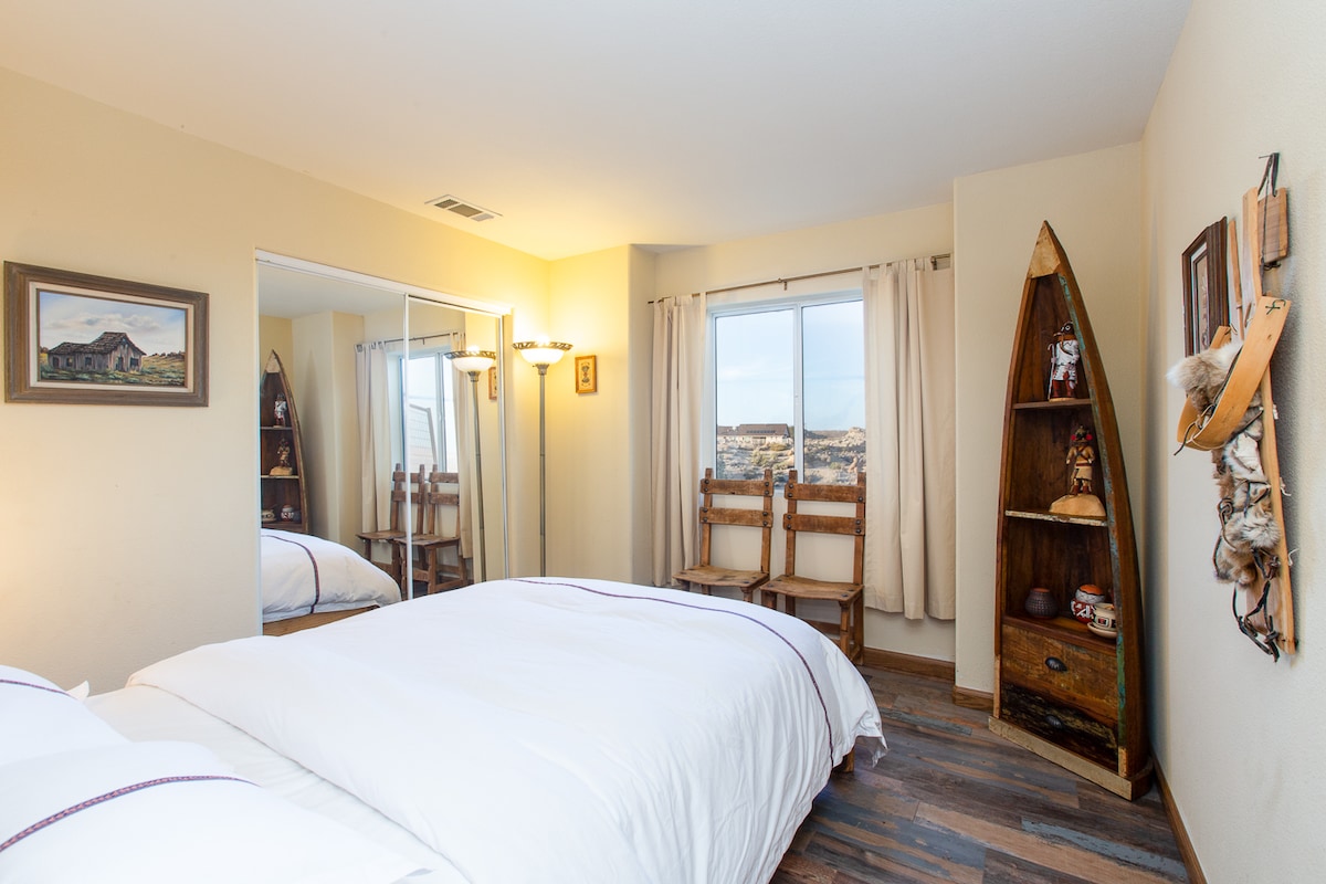 Ова е втората спална соба со брачен кревет.