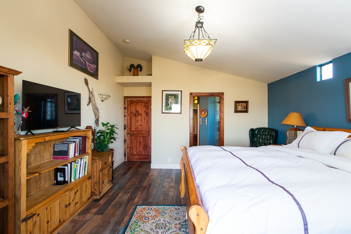 Ова е главната спална соба со бања , канцеларија и плакар. Во него има брачен кревет (широк 150-179 см).