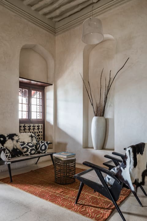 Villa Forodhani: Charming oceanfront palazzo room