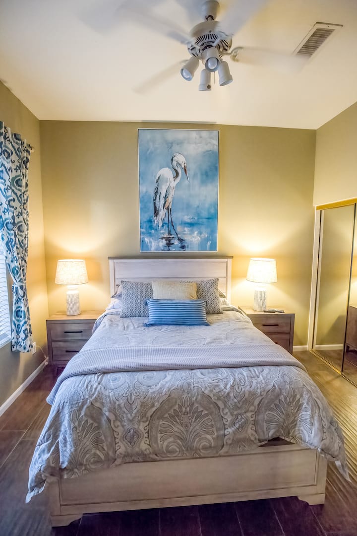 Spálňa pre hostí. Pohodlný matrac a luxusná posteľná bielizeň. 