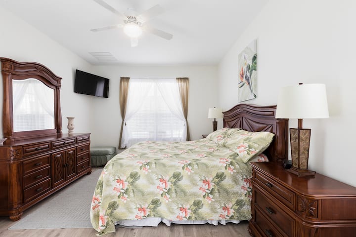 סוויטה ראשית 1 בקומת הקרקע המשקיפה על הבריכה.