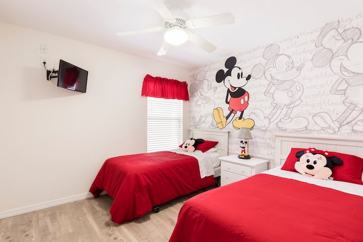 חדר שינה זוגי עם מיקי ומיני