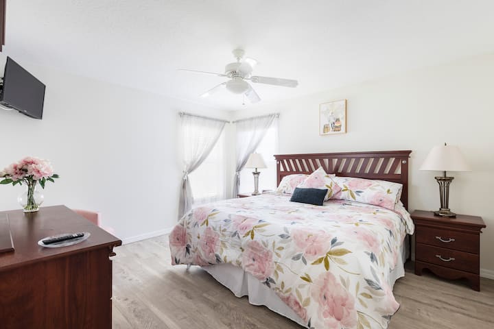 סוויטת הורים 2, מיטת קינג סייז, חדר ארונות, מיטות תינוק זמינות