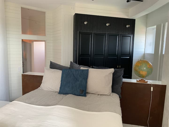 三间配备双人床的卧室中有1间。