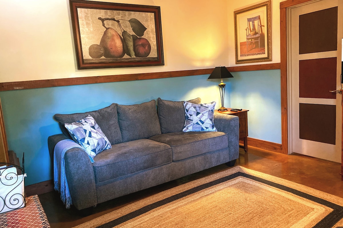 Във всекидневната има двоен разтегателен диван за допълнителни гости.