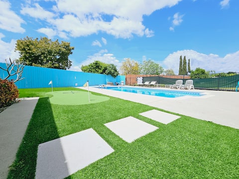 Charming Private Gated Pool Mini Golf House in LA