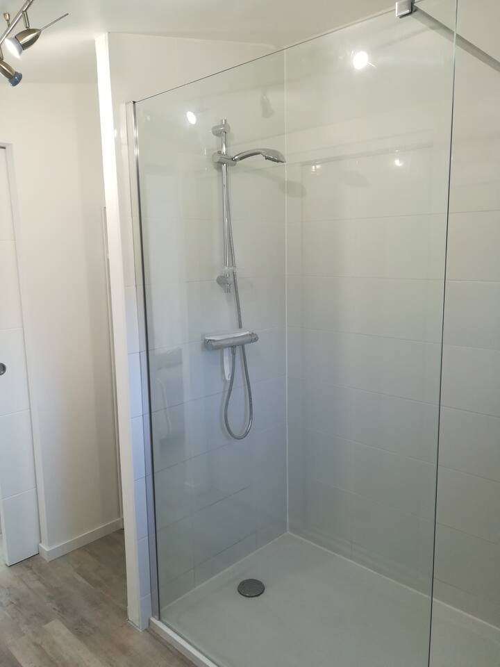 Ducha a ras del suelo, dormitorio contiguo en la planta baja