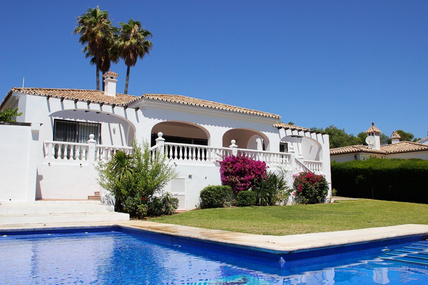 Villa Andalouse de 5 Chambres avec vue sur la Mer à Selwo, Estepona -  Marbella Cribs Real Estate
