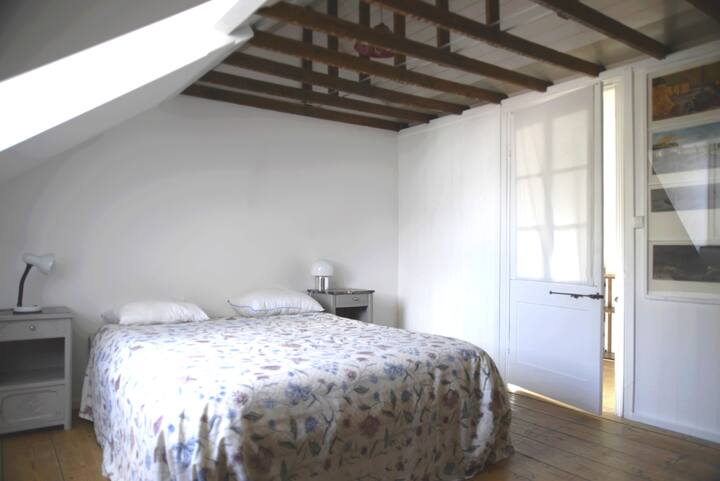 חדר עם מיטה זוגית