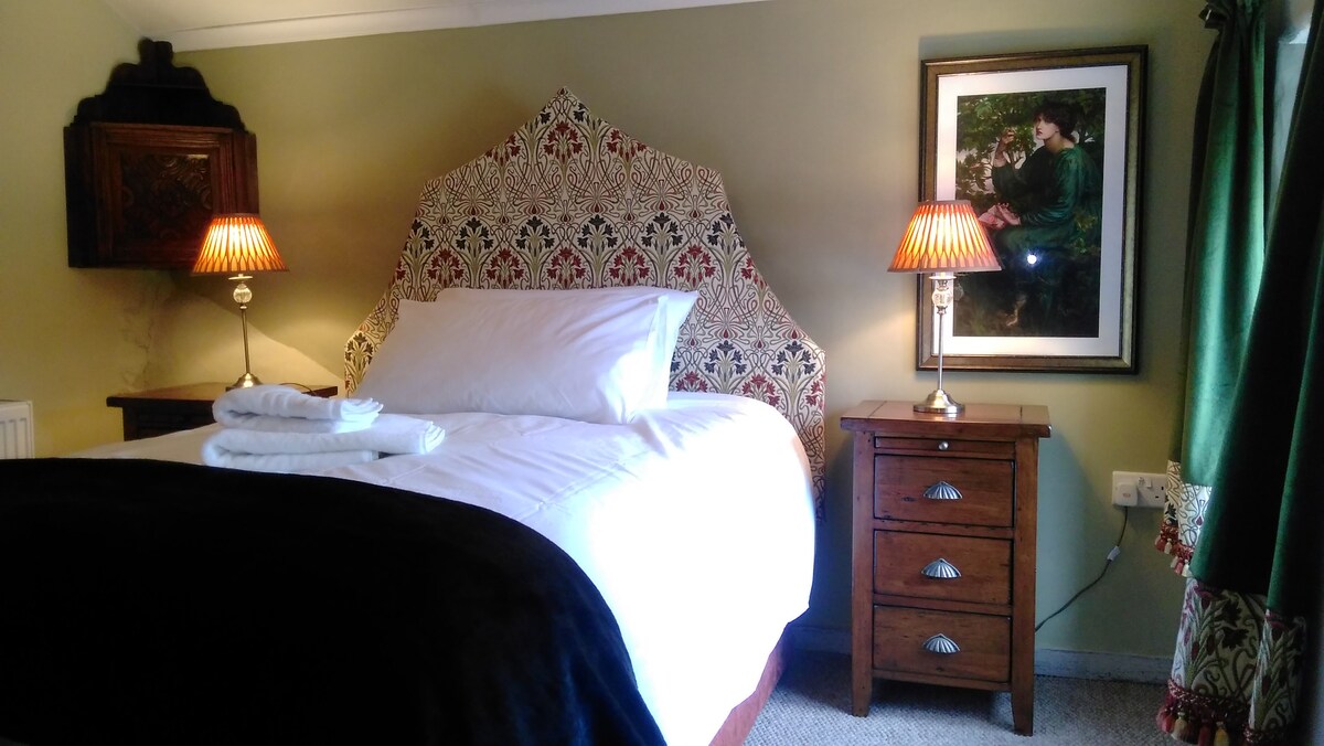 Dormitorio 4: cama doble pequeña.