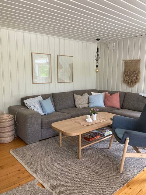 Cozy cabin in the woods, with proximity to the sea.