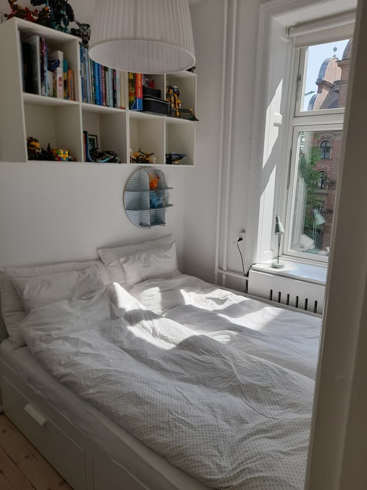 כאן אתם רואים את המיטה למיטה זוגית.