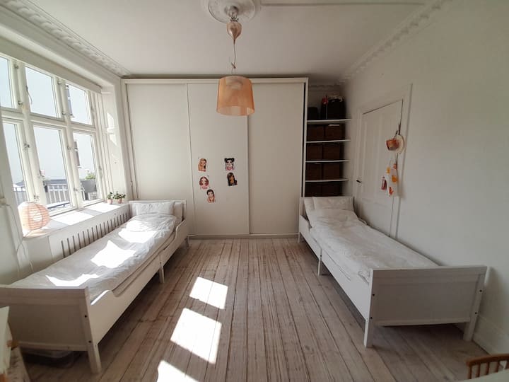 בחדר השינה הזה שתי מיטות יחיד.